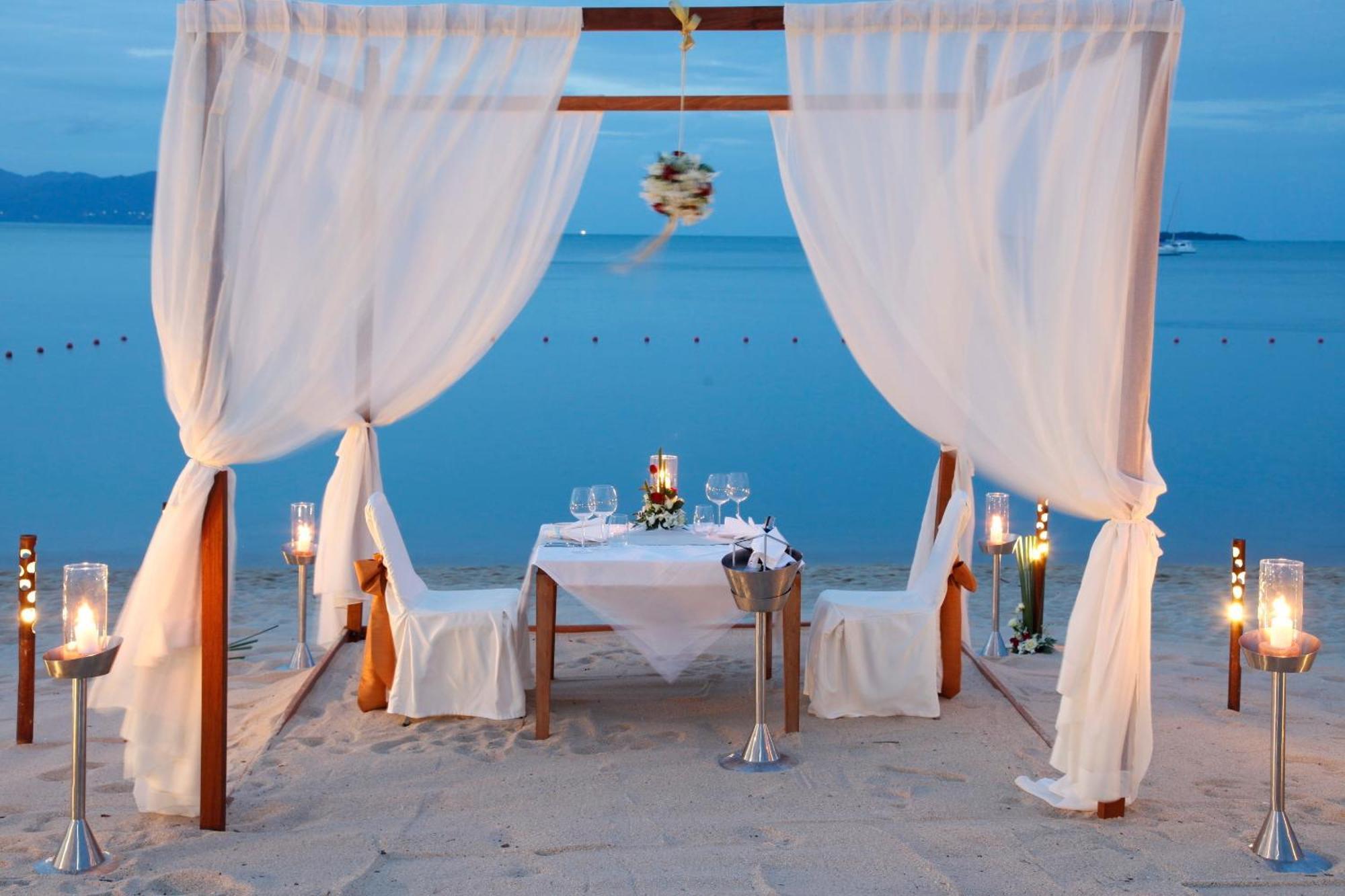 Hansar Samui Resort&Spa - SHA Extra Plus Bophut Exteriör bild A beachside dinner at the resort